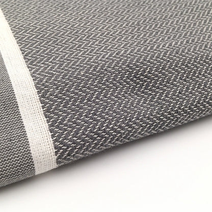 Zoom sur la Fouta Chevron Personnalisable Gris - BY FOUTAS