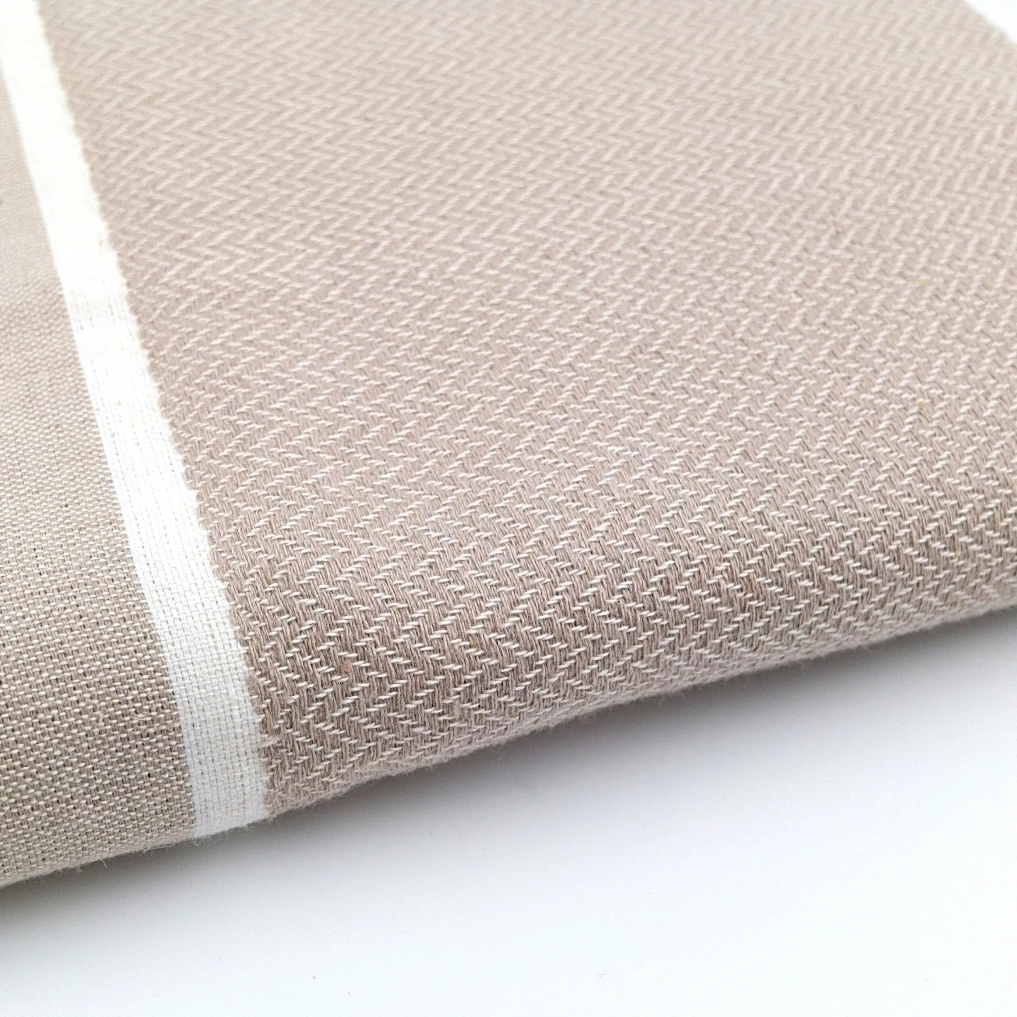 Zoom sur la Fouta Chevron Sahara - BY FOUTAS