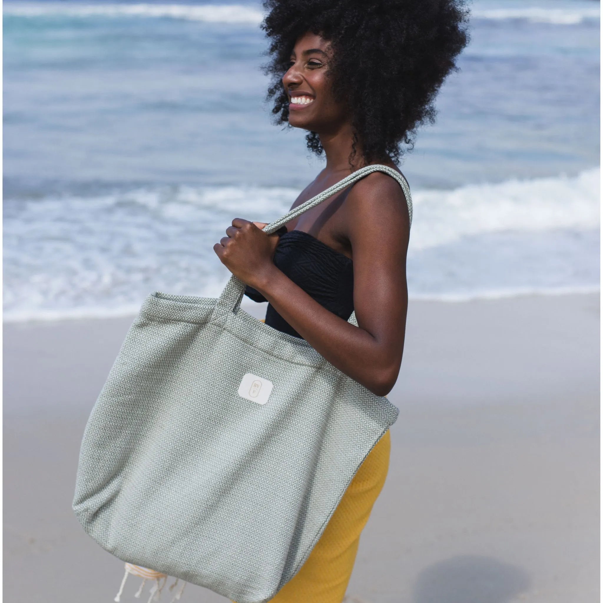 Femme utilisant un Sac de plage Vert Olive - BY FOUTAS