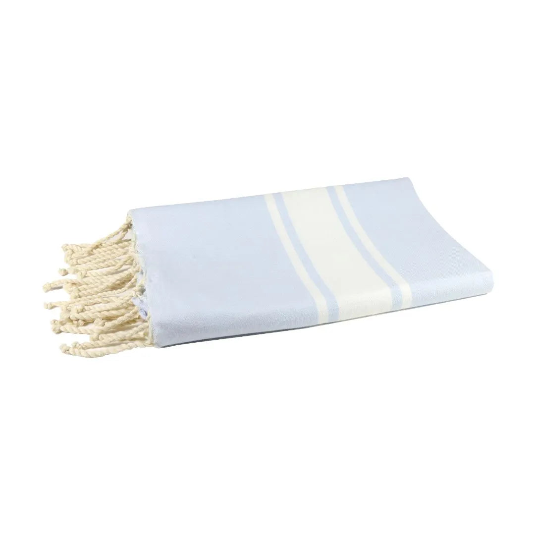 Fouta Classique Personnalisable Bleu Ciel suspendue dans une salle de bain - BY FOUTAS