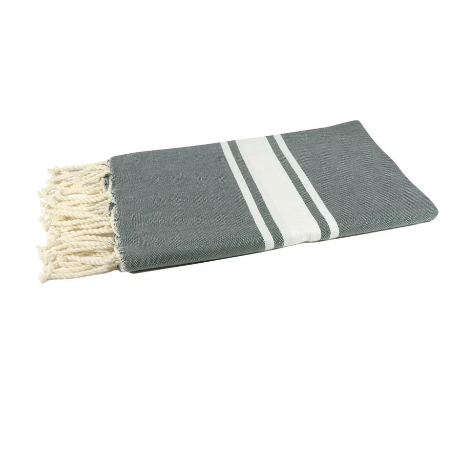 Fouta Classique Vert Olive suspendue dans une salle de bain - BY FOUTAS