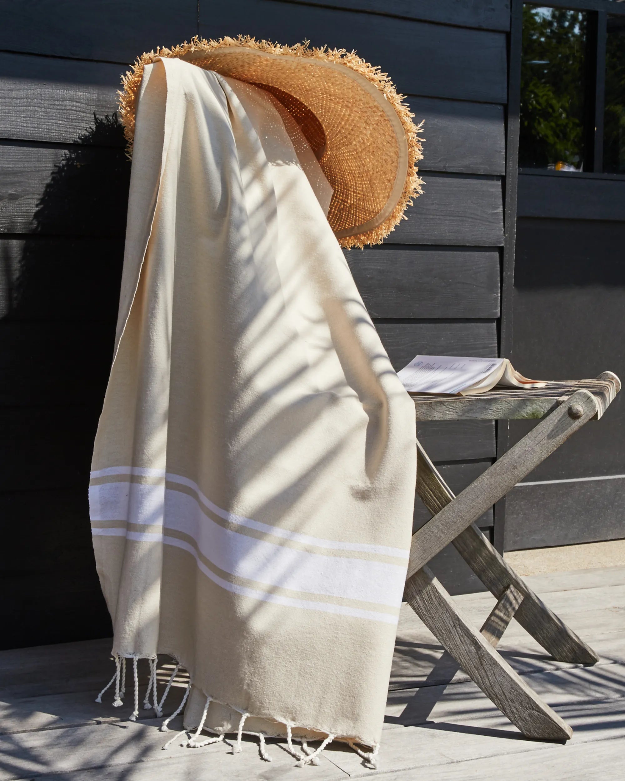 Fouta beige posée sur une chaise