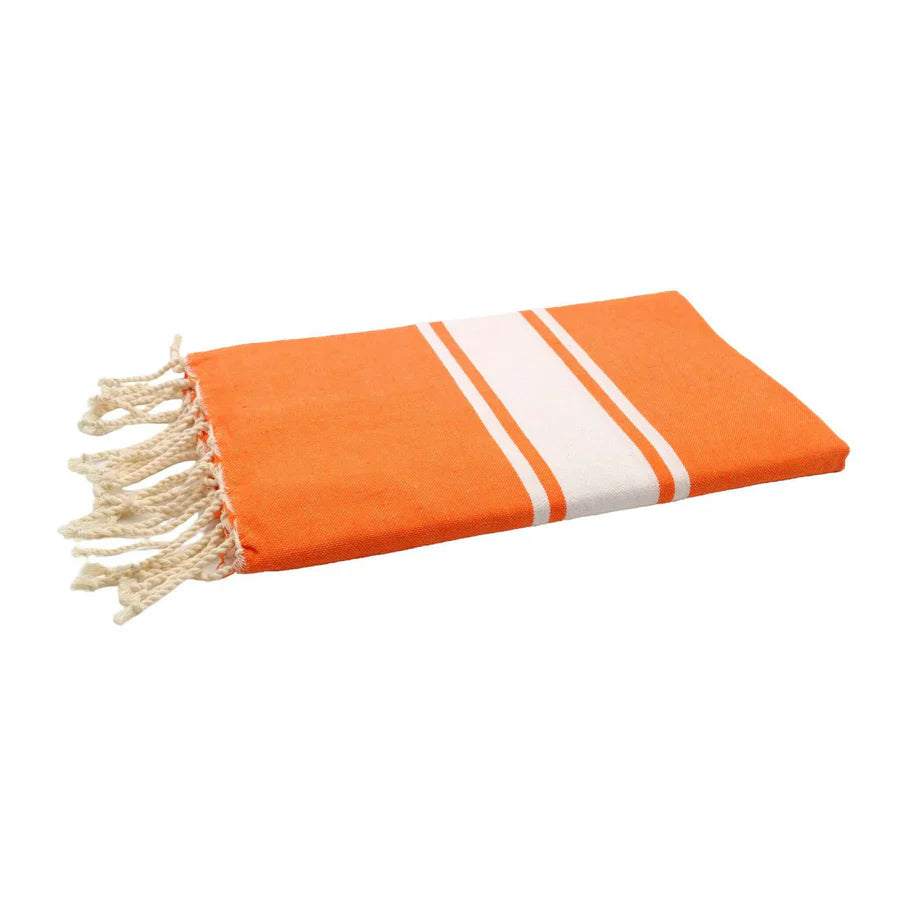 Fouta Classique Orange suspendue dans une salle de bain - BY FOUTAS