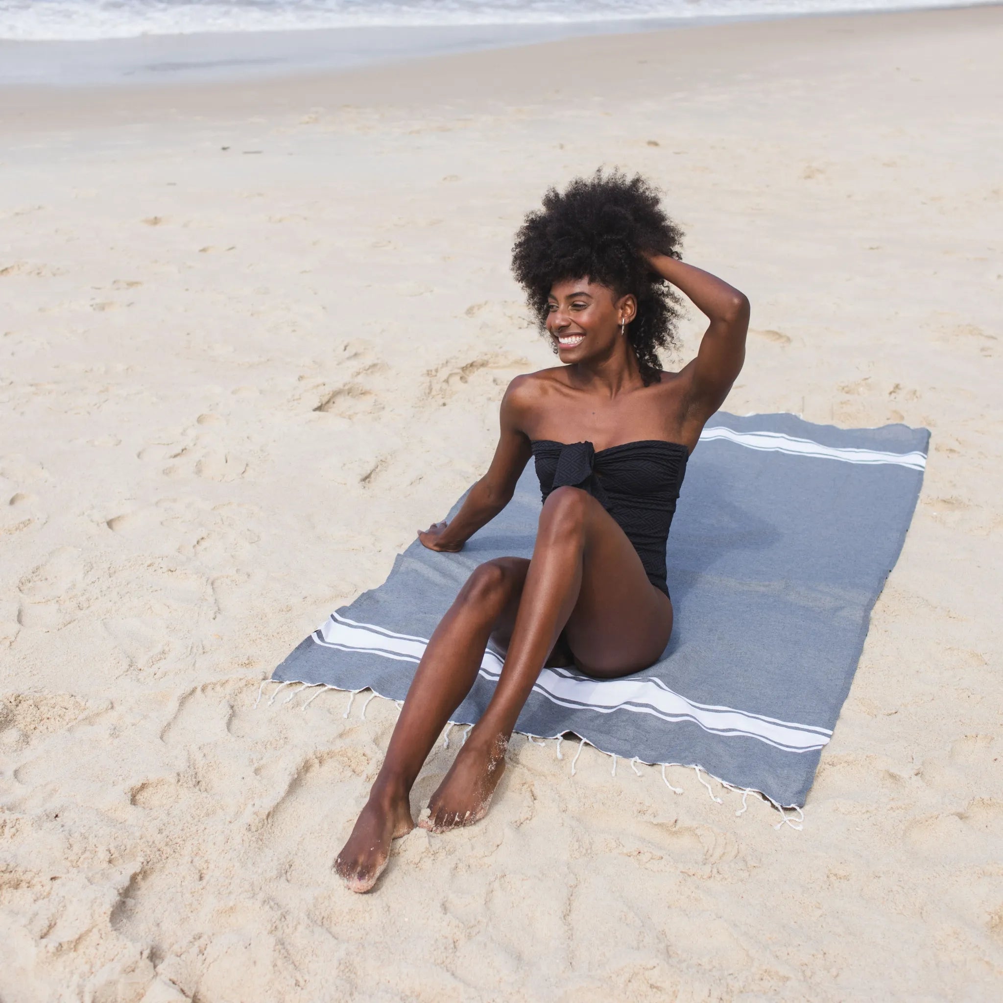 Fouta Classique Gris Foncé suspendue dans une salle de bain - BY FOUTAS