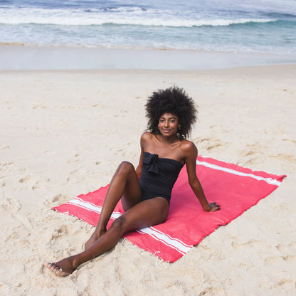 Fouta Classique Rouge suspendue dans une salle de bain - BY FOUTAS