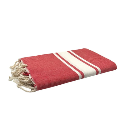 Fouta Classique Rouge suspendue dans une salle de bain - BY FOUTAS