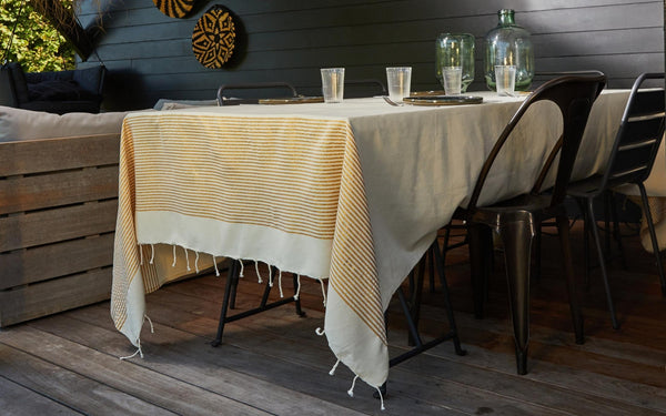 Maxi hamamdoek xxl lurex gebruikt als tafelkleed op een buitentafel - BY FOUTAS