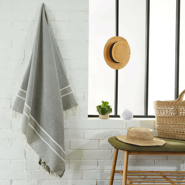 fouta Chevron couleur gris béton suspendue dans une salle de bain - BY FOUTAS