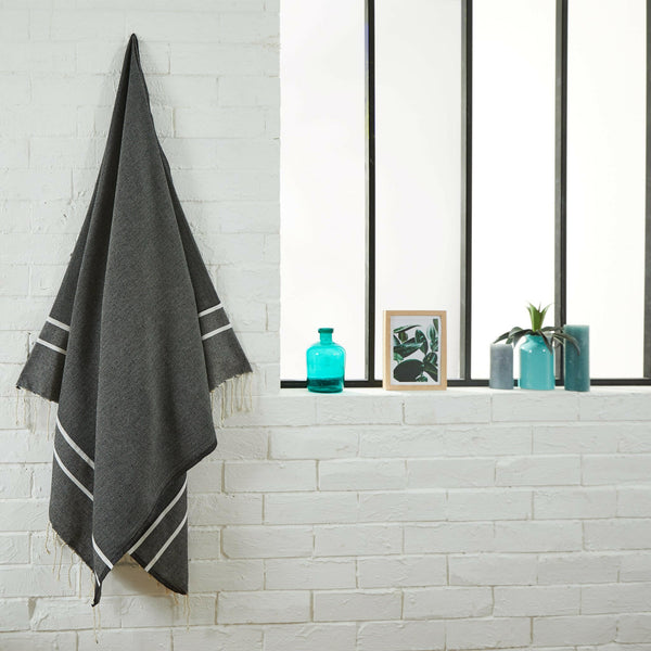 fouta Chevron couleur noir suspendue dans une salle de bain - BY FOUTAS