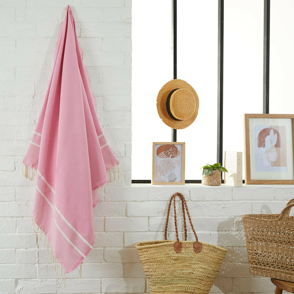 fouta chevron rosa confetto appesa in un bagno - BY FOUTAS