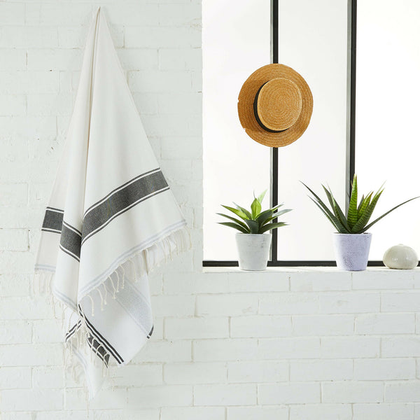 fouta Sponge color anthracite hanging in a bathroom - BY FOUTAS