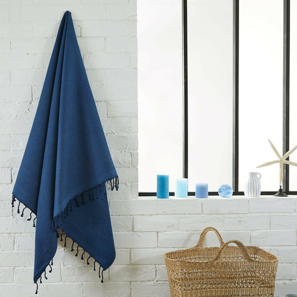 Saunatuch Einfarbiger Schwamm in Schieferblau, der in einem Badezimmer hängt, - BY FOUTAS