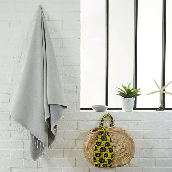 Saunatuch Einfarbiger Schwamm, grau calcé, hängt in einem Badezimmer, - BY FOUTAS