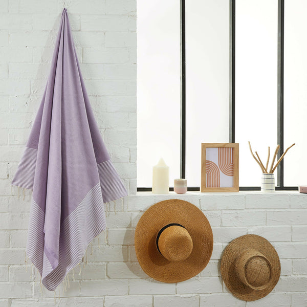 fouta Honeycomb lilac color hanging in a bathroom - BY FOUTAS