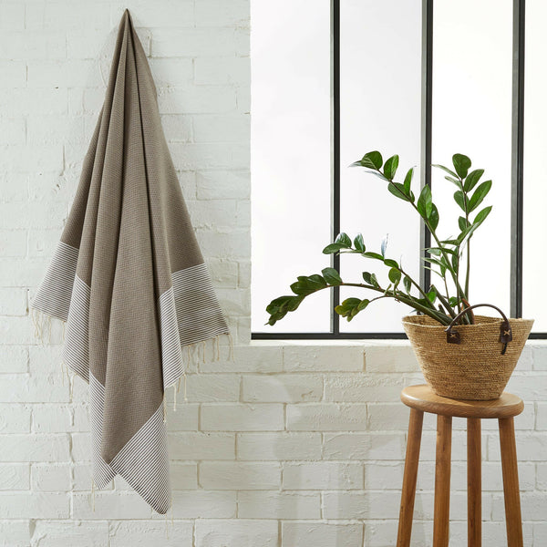 fouta Honeycomb in colore taupe appeso in un bagno - BY FOUTAS