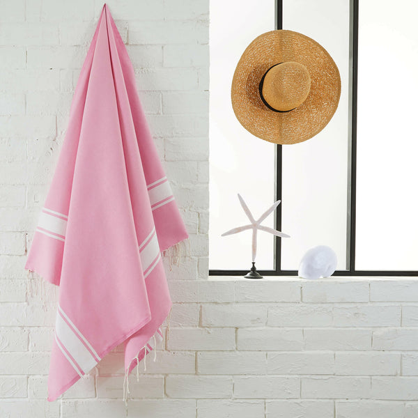 fouta Tissage plat couleur rose bonbon suspendue dans une salle de bain - BY FOUTAS