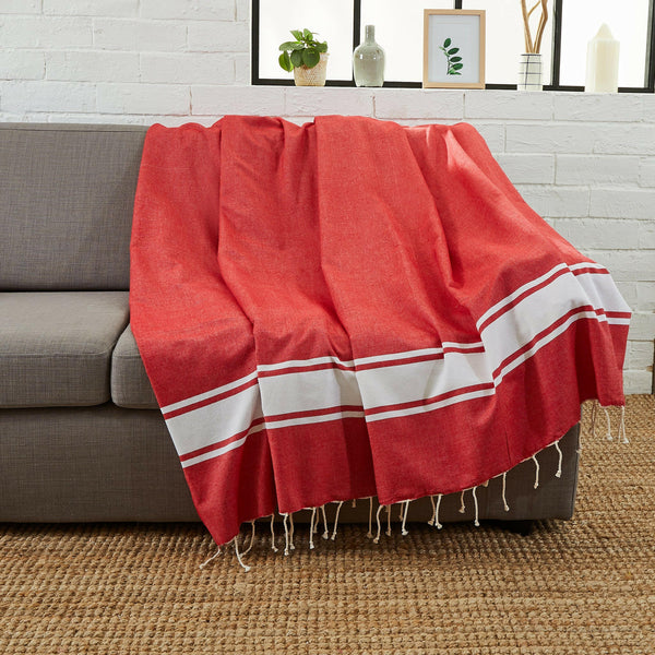 fouta XXL Tissage plat couleur rouge utilisée en jeté de canapé - BY FOUTAS