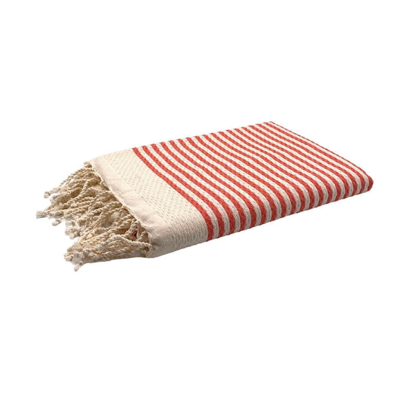 fouta Marinière couleur rouge pliée façon serviette de plage - BY FOUTAS