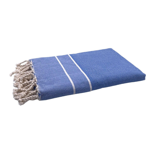 fouta Chevron couleur bleu lavande pliée façon serviette de plage - BY FOUTAS