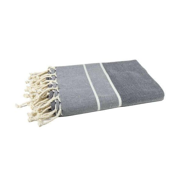 fouta Chevron couleur gris béton pliée façon serviette de plage - BY FOUTAS