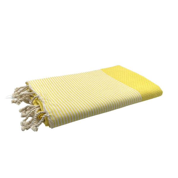fouta Nid d’abeille couleur jaune citron pliée façon serviette de plage - BY FOUTAS