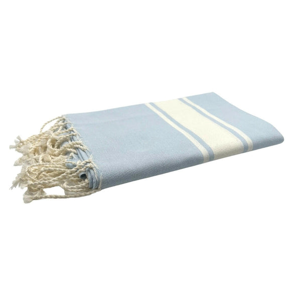 fouta Tissage plat couleur bleu ciel pliée façon serviette de plage - BY FOUTAS
