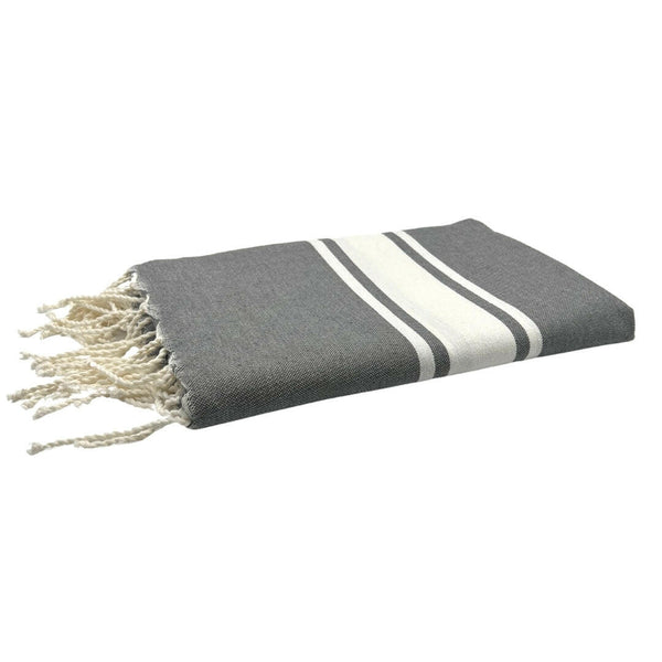 fouta Tissage plat couleur gris béton pliée façon serviette de plage - BY FOUTAS