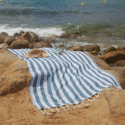 Frau, die eine Positano Fouta Entenblau benutzt - BY FOUTAS