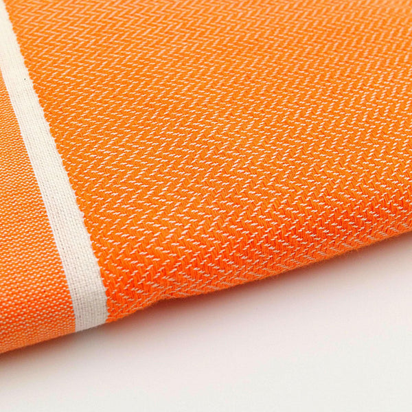 zoom auf Saunatuch Strandtuch Chevron Farbe Orange -. BY FOUTAS