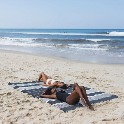 Woman using a Foutas XXL Black - BY FOUTAS