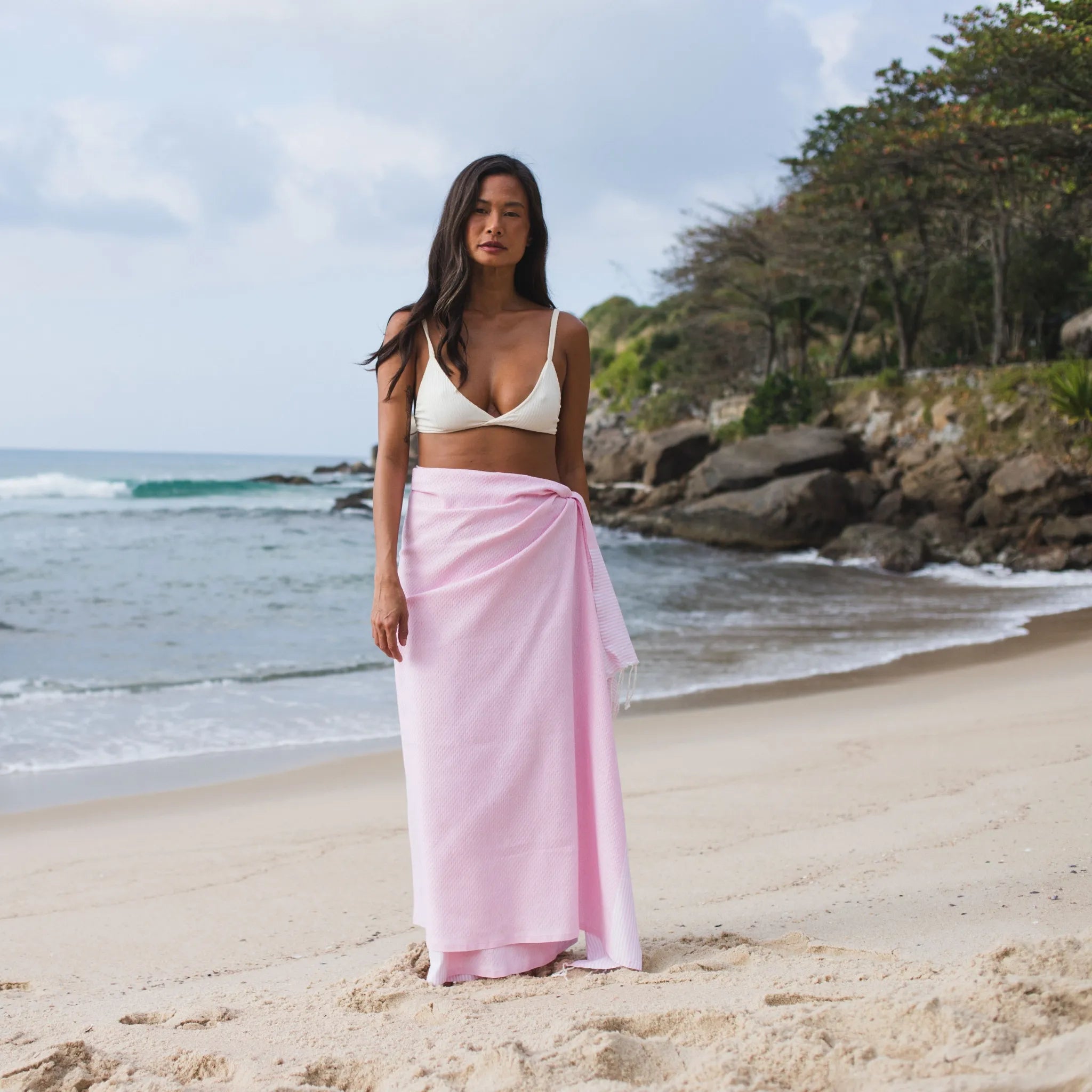 Woman using a Fouta honeycomb Pink Baby - BY FOUTAS