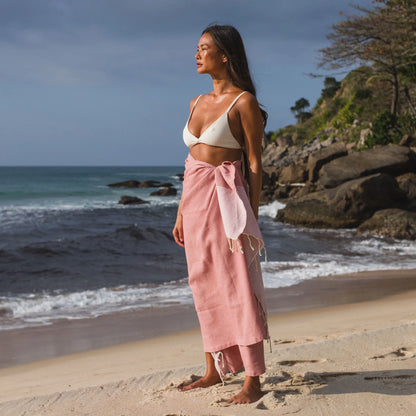 Woman using a Fouta honeycomb Powder Pink - BY FOUTAS