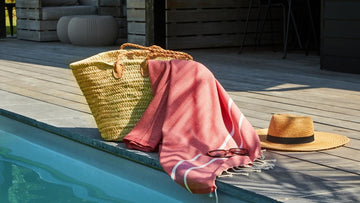 Fouta éponge posée sur une chaise de jardin