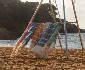 Varias Foutas de Ipanema colgando de un puesto de socorro en una playa - BY FOUTAS