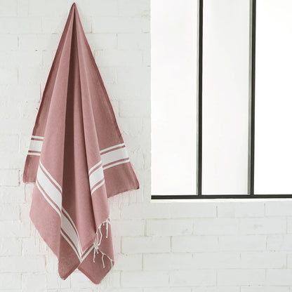 Mujer usando un Fouta Classic Powder Pink - BY FOUTAS