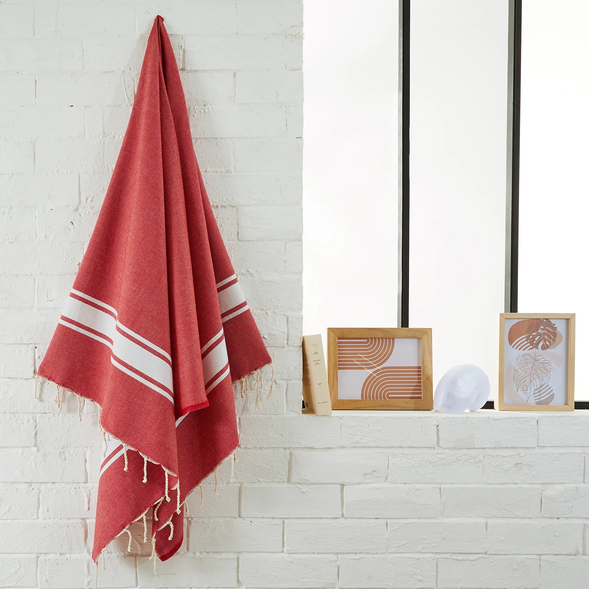 Mujer usando una Fouta Clásica Personalizable Roja - BY FOUTAS