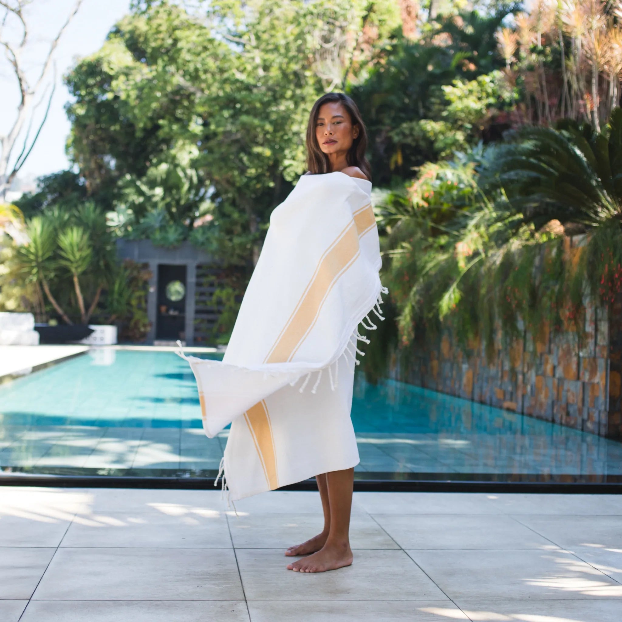 Mujer usando un Fouta Blanco/Amarillo Mostaza - BY FOUTAS