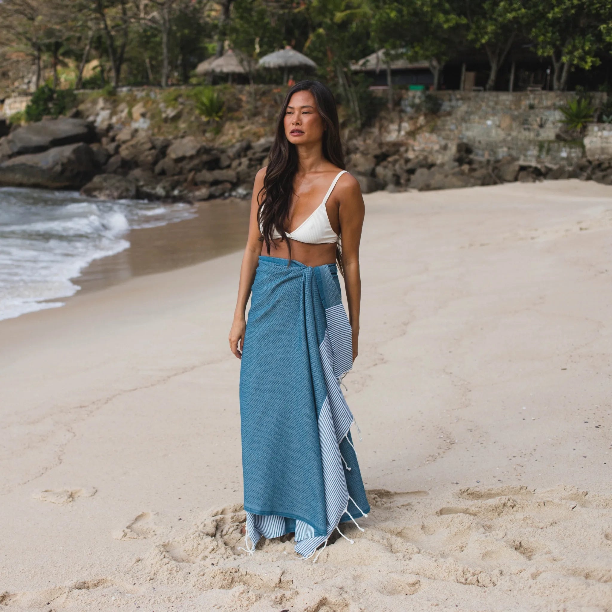 Mujer usando una Fouta de Panal Azul Pato - BY FOUTAS