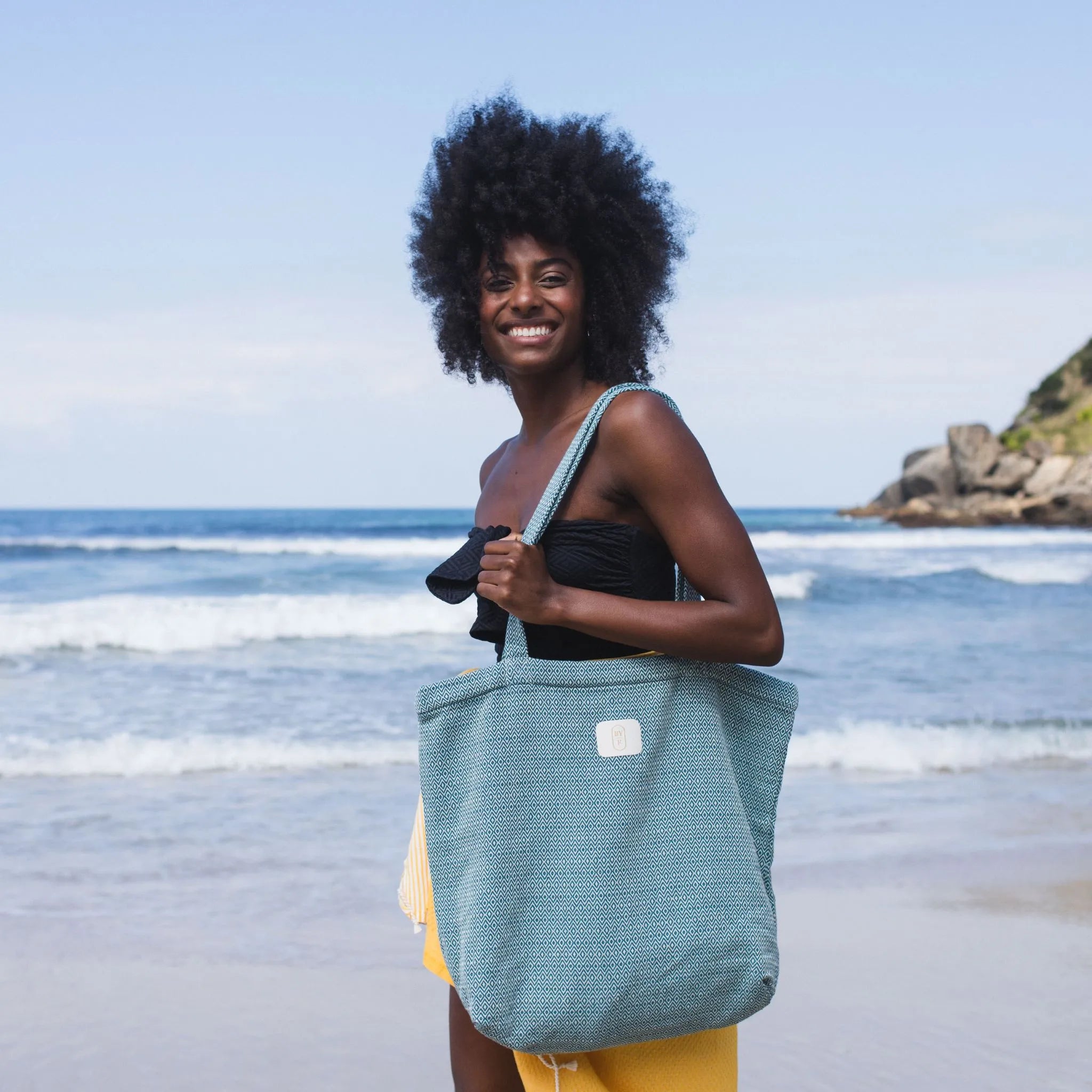 Mujer usando una bolsa de playa Pato Azul - BY FOUTAS