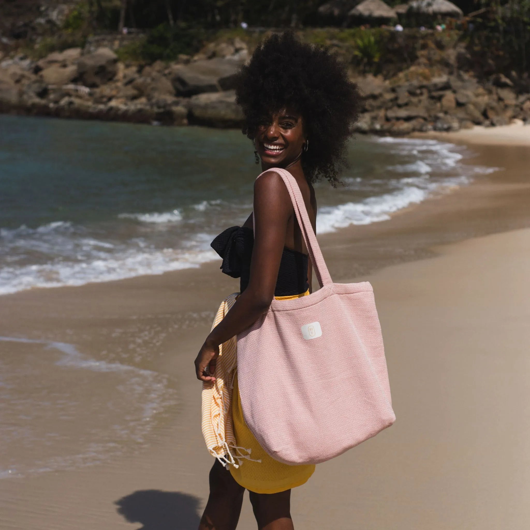 Mujer usando una bolsa de playa rosa Powder - BY FOUTAS