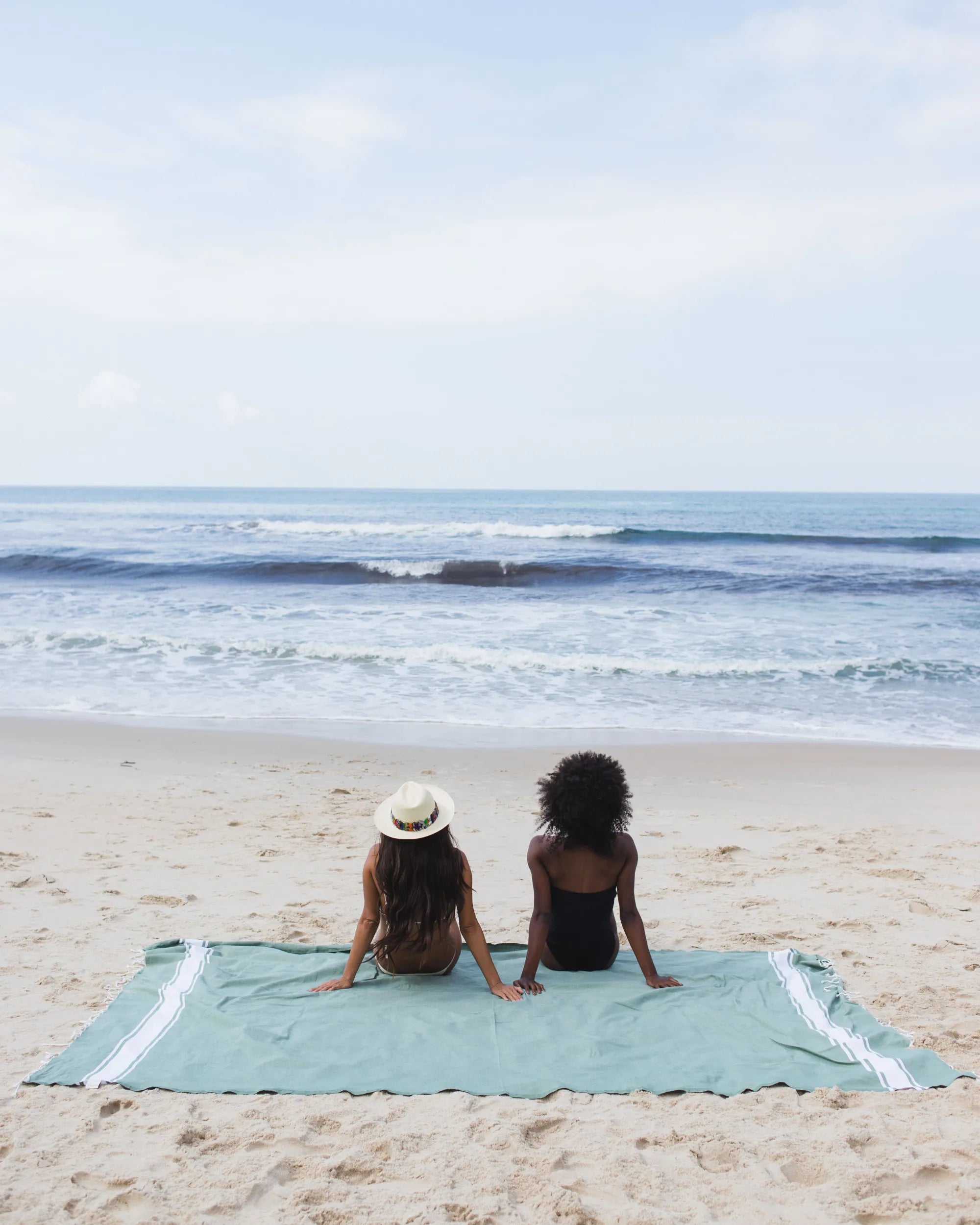 Mujeres tumbadas sobre una fouta XXL - BY FOUTAS