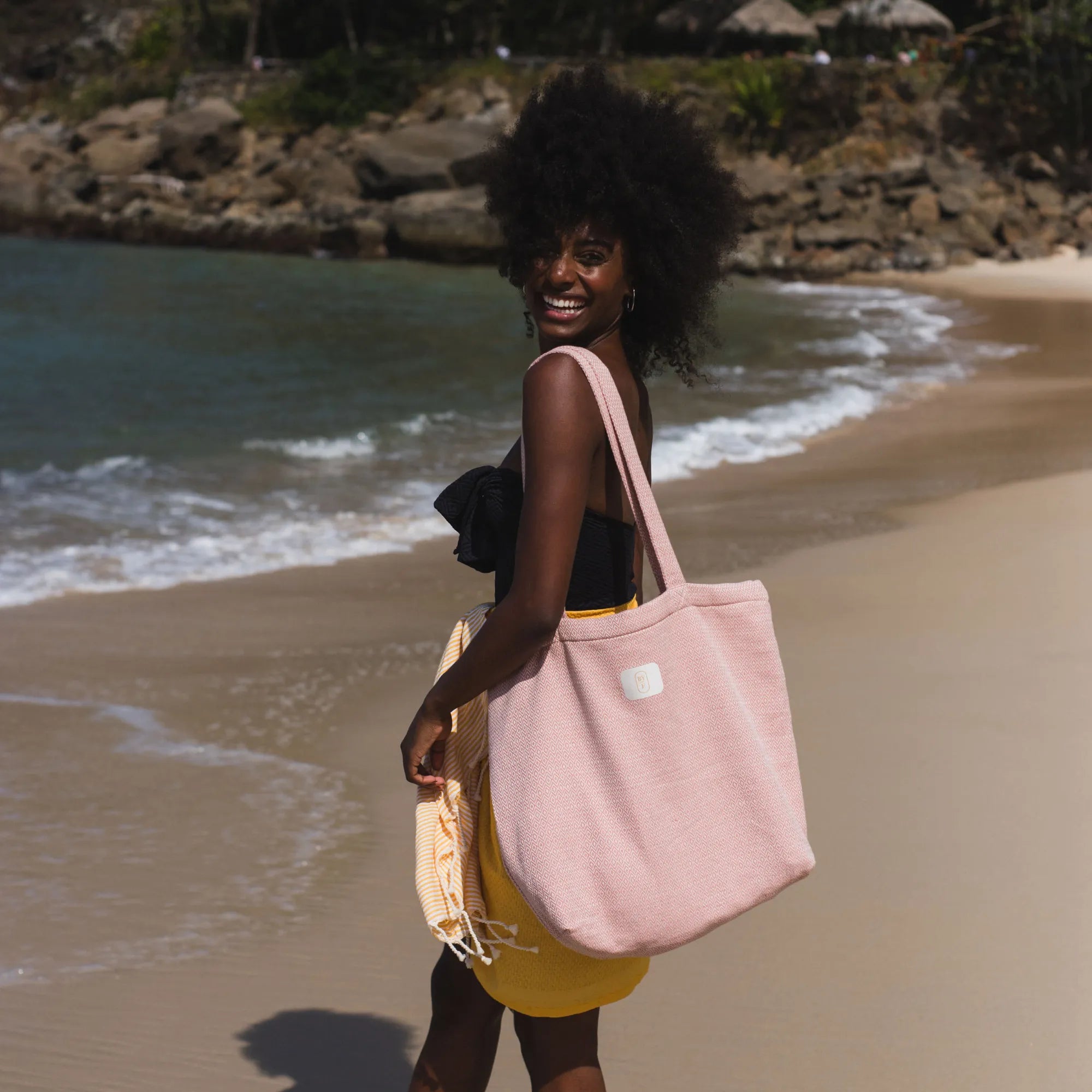 Mujer con bolsa de playa rosa - BY FOUTAS