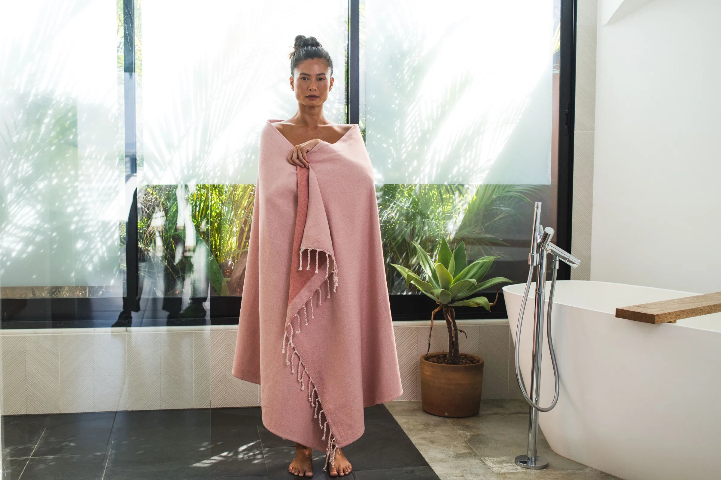 de rizo Mujer utilizando una fouta forrada como toalla de baño - BY FOUTAS