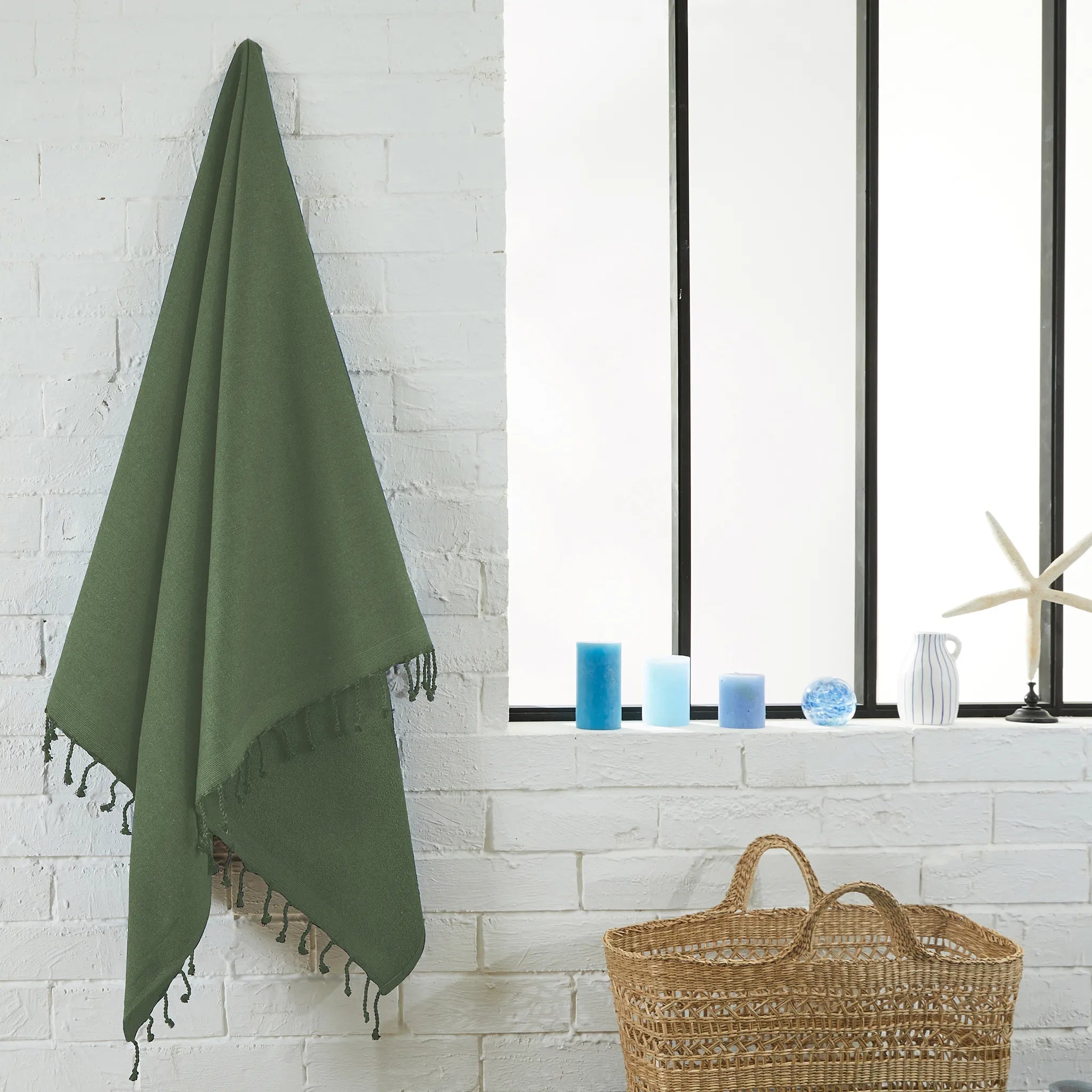 Donna che usa un Terry Fouta verde oliva - BY FOUTAS