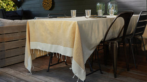 hamamdoek XXL gebruikt als tafelkleed op een buitentafel. BY FOUTAS