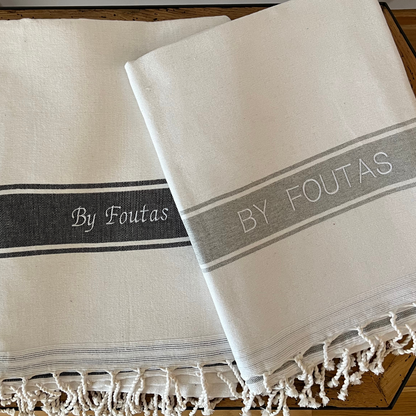 2 geborduurde, met badstof gevoerde fouta's op een tafel - DOOR FOUTAS