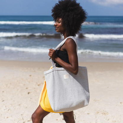 Vrouw met strandtas Lichtgrijs - BY FOUTAS